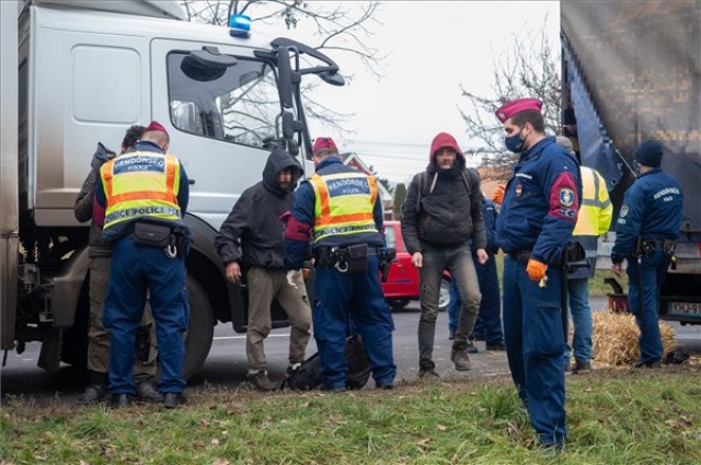 Illegális bevándorlás - Elfogtak ötvenkilenc migránst és az őket szállító román embercsempészt Kiskunhalason
