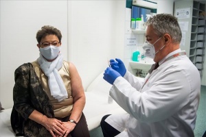 Koronavírus - Müller Cecília országos tisztifőorvos megkapta a vírus elleni vakcinát