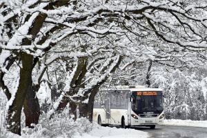 Autóbusz közlekedik télen Szilvásváradnál 