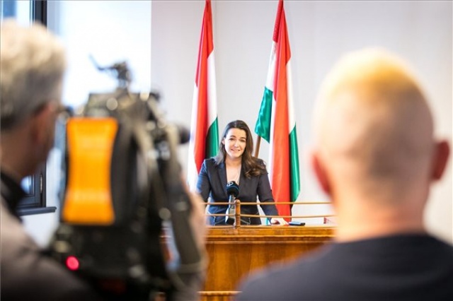 Novák Katalin a 25 év alattiak szja-mentességéről tartott sajtótájékoztatót