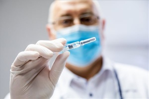 Koronavírus - Oltás a kínai Sinopharm-vakcinával Szegeden
