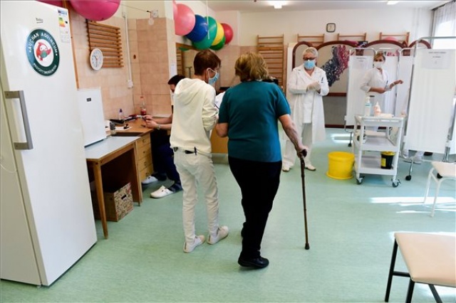 Koronavírus - Idősek oltása a fővárosi Szent Margit Kórházban 