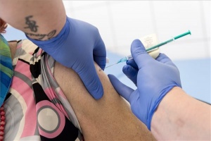 Koronavírus - Idősek oltása a második adag Pfizer-BioNTech-vakcinával - Győr
