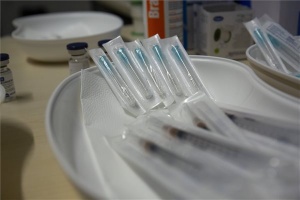 Koronavírus - Időseket oltanak a Szputnyik V vakcina második adagjával a kaposvári kórházban