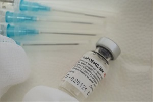 Koronavírus - Időseket oltanak a Szputnyik V vakcina második adagjával a kaposvári kórházban