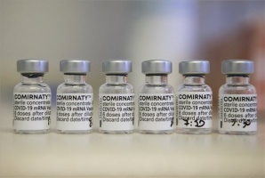 Koronavírus - Időseket oltanak a Pfizer-BioNTech-vakcina második adagjával kecskeméti oltóponton