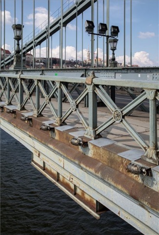Lánchíd - A felújítás miatt március 17-én két és fél évre lezárják a gyalogosok elől a hidat