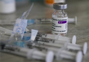 Koronavírus - Háziorvos olt az AstraZeneca-vakcina második adagjával Kunszálláson