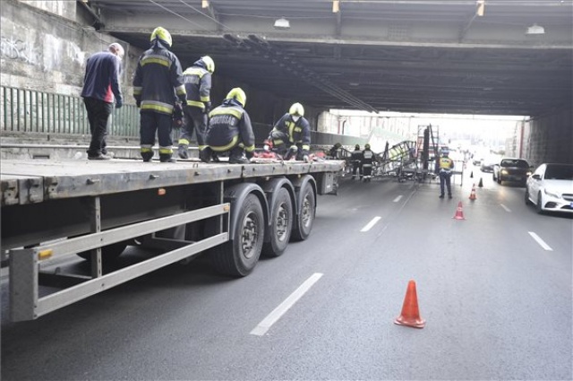 Ablakszállító kalodák hullottak az útra egy balesetben Budapesten