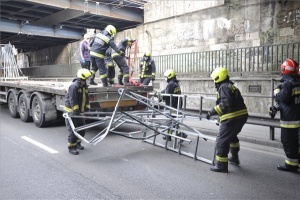 Ablakszállító kalodák hullottak az útra egy balesetben Budapesten