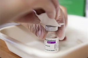 Koronavírus - Az AstraZeneca-vakcina második adagjával olt a tiszakóródi háziorvos 
