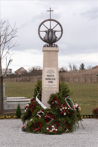 Marosszentgyörgyön felavatták az 1990-es fekete március áldozatainak és meghurcoltjainak az emlékművét