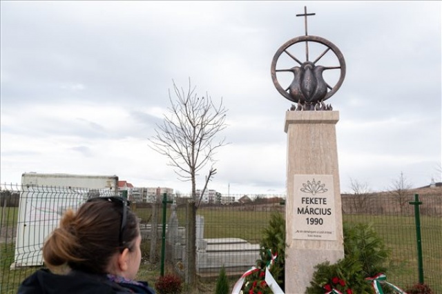 Marosszentgyörgyön felavatták az 1990-es fekete március áldozatainak és meghurcoltjainak az emlékművét