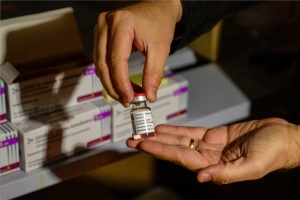 Koronavírus - Újabb AstraZeneca-vakcinaszállítmány érkezett Tatabányára
