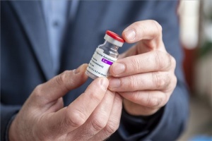 Koronavírus - Újabb AstraZeneca vakcinaszállítmány érkezett Egerbe a kormányhivatalba 