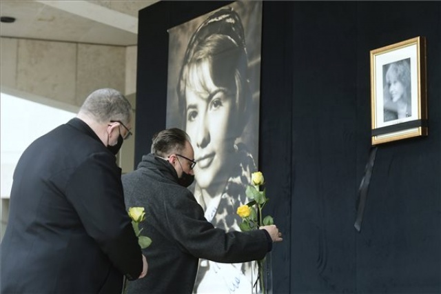 Törőcsik Mari halála - Megemlékezés a Nemzeti Színház előtt 
