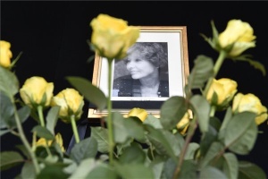 Törőcsik Mari halála - Megemlékezők a Nemzeti Színház előtt
