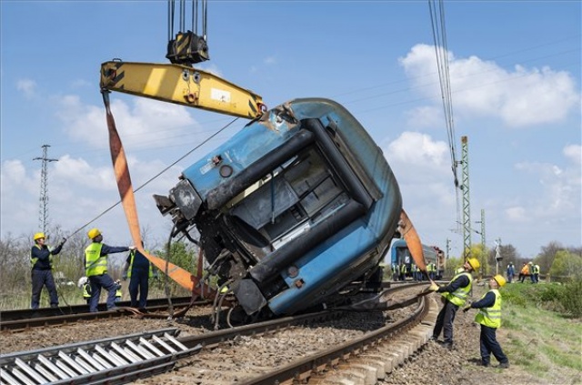Vonatbaleset Újfehértónál - Műszaki mentés