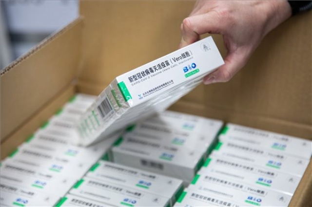 Koronavírus - Hatszázezer Sinopharm-vakcina érkezett Budapestre