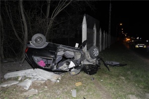 Személyautó ütközött kerítésnek Piliscsabán, utasa meghalt