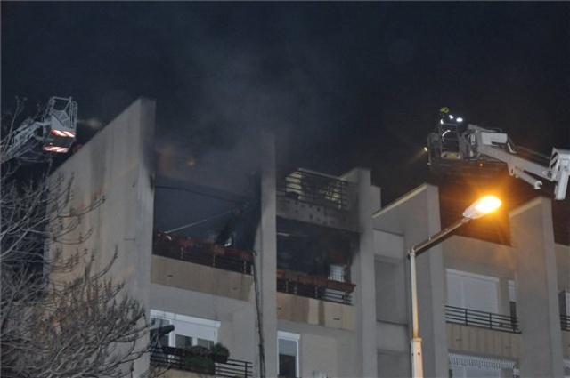 Kiégett egy társasházi lakás Budapesten, 11 embert mentettek ki a tűzoltók