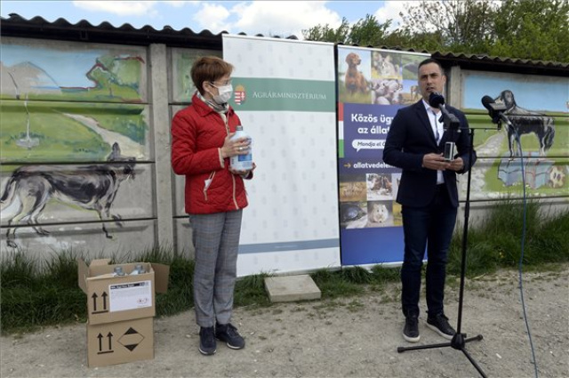 Fertőtlenítőszert adományoz állatvédő civil szervezeteknek a MOL