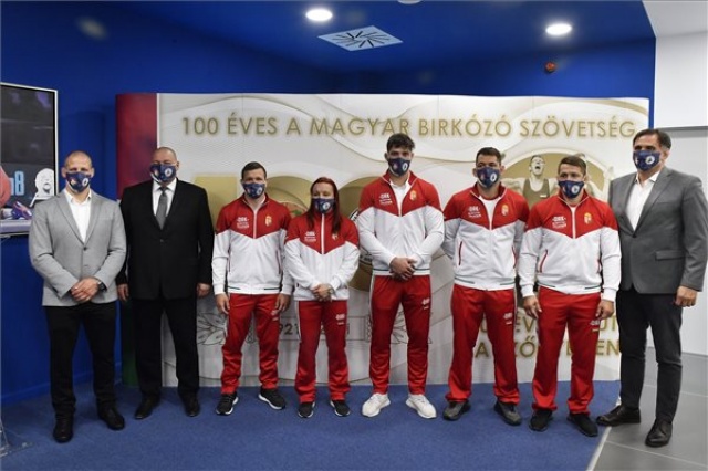 Németh Szilárd köszöntötte az olimpikon birkózókat, Szőke is megkapta a jutalmat