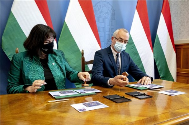 Emlékérmét és emlékbélyeget adtak ki az Európa Tanács magyar elnöksége alkalmából