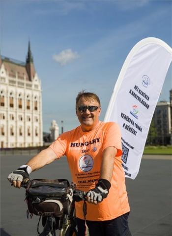 Benyovszky-emléktúrára indult Zelei József kerékpáros békenagykövet