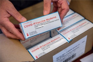 Koronavírus - Újabb Moderna-vakcinaszállítmány érkezett Békéscsabára