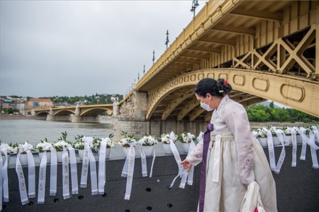 Dunai hajóbaleset - Felavatták a Hableány áldozatainak emlékművét