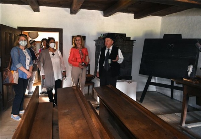 Herczegh Anita kiránduláson látta vendégül a misszióvezetők házastársait a szentendrei Skanzenben
