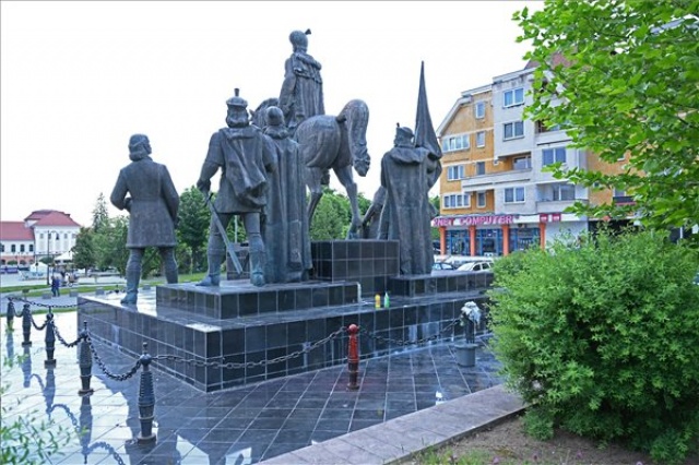 Ismeretlenek megrongálták Vitéz Mihály havasalföldi vajda sepsiszentgyörgyi szoborcsoportját