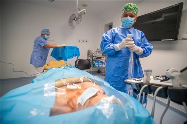 Egészségügyi csúcsprojekt indul Magyarországon a vágás nélküli műtéti módszerek alkalmazására a rákgyógyításban