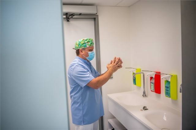 Egészségügyi csúcsprojekt indul Magyarországon a vágás nélküli műtéti módszerek alkalmazására a rákgyógyításban