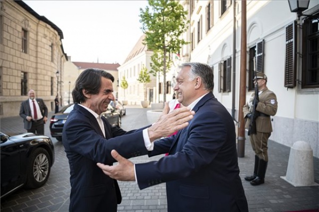 Orbán Viktor Spanyolország korábbi miniszterelnökével tárgyalt
