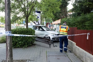 Padon ülő nőt és gyerekeit gázolta el egy autós Budapesten