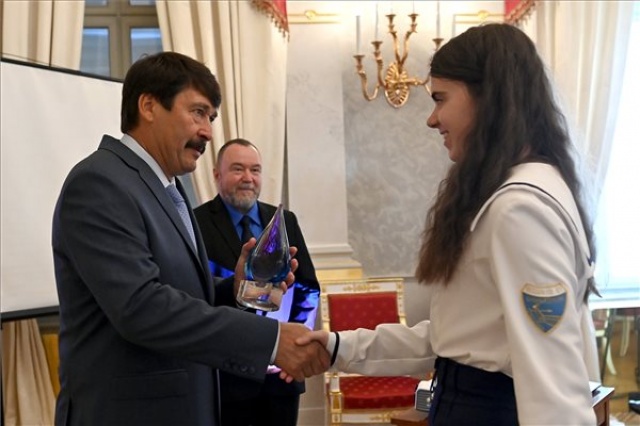 Áder János átadta az idei Stockholmi Ifjúsági Vízdíj magyarországi nyertesének díját