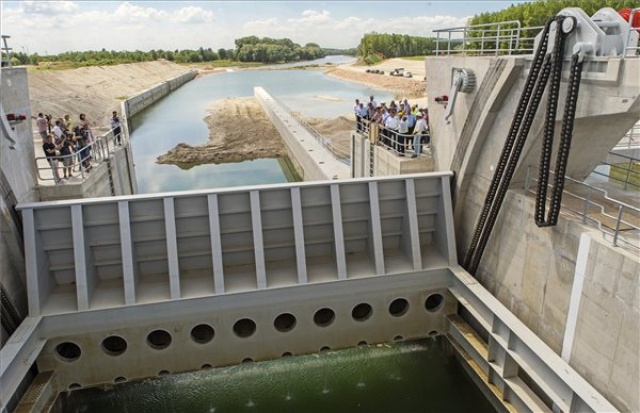 A tervek szerint halad a Mosoni-Duna torkolatában épülő vízszint szabályzó létesítmény