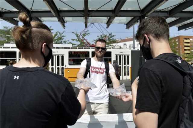Hőség - Vizet osztanak a BKK munkatársai a főbb budapesti csomópontokon