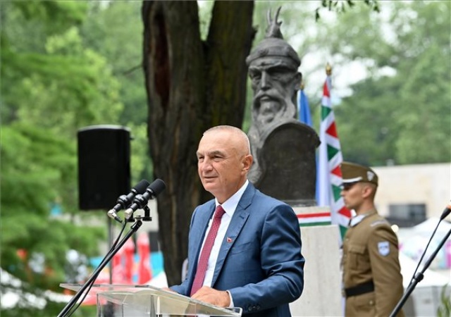 Felavatták Szkander bég albán fejedelem szobrát a Városligetben