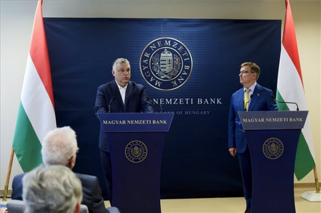 Orbán Viktor a jegybankelnök társaságában megtekintette az MNB által őrzött aranytartalékot