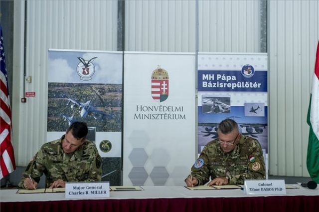 Katonai fejlesztési keretegyezményt írt alá Magyarország és az Egyesült Államok