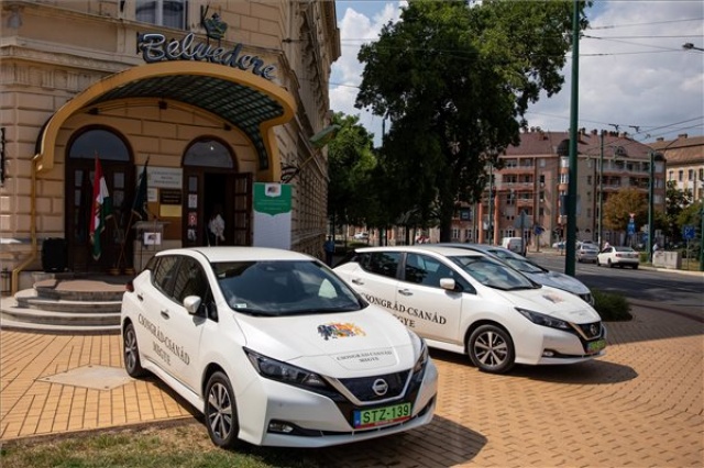 Elektromos autókat adott át Steiner Attila államtitkár Szegeden 