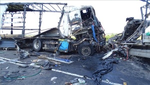 Frontálisan ütközött két kamion Szolnoknál, mindkét sofőr meghalt
