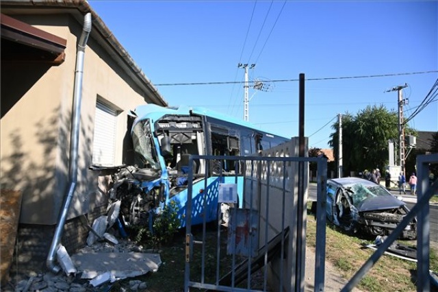 Busszal ütközött egy személyautó Gyálon, öten megsérültek