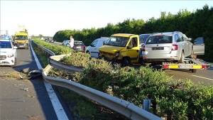 Tömegbalesetet okozott egy trélert vontató bolgár kisteherautó az M5-ös autópályán Kecskemétnél