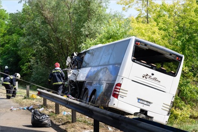Árokba borult egy autóbusz az M7-es autópályán, legalább nyolc ember meghalt 