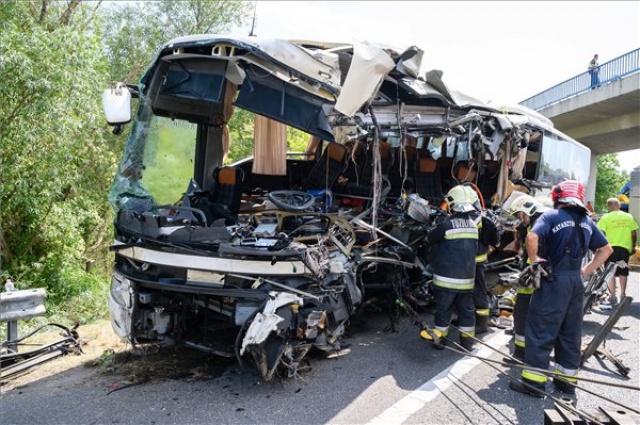 Árokba borult egy autóbusz az M7-es autópályán, legalább nyolc ember meghalt 