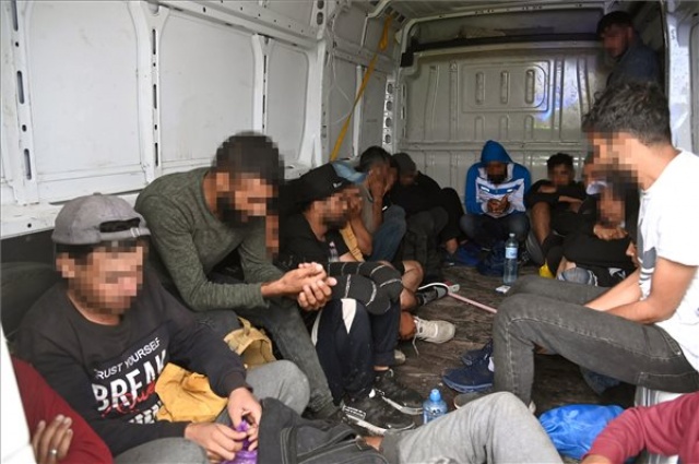 Illegális bevándorlás - Tizennyolc határsértőt találtak egy teherautóban az M5-ösön